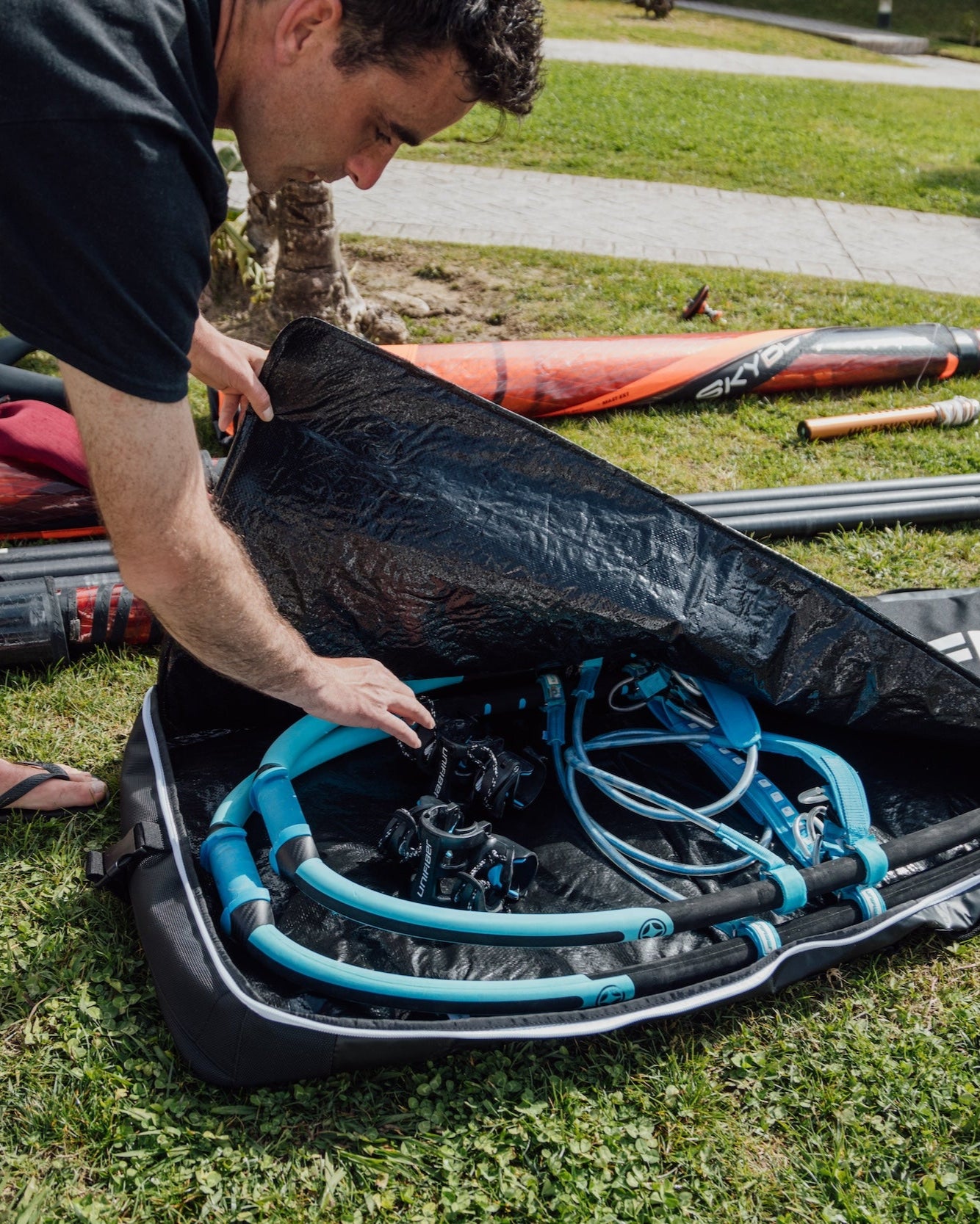 quiverbag with blue boom windsurf boom visible