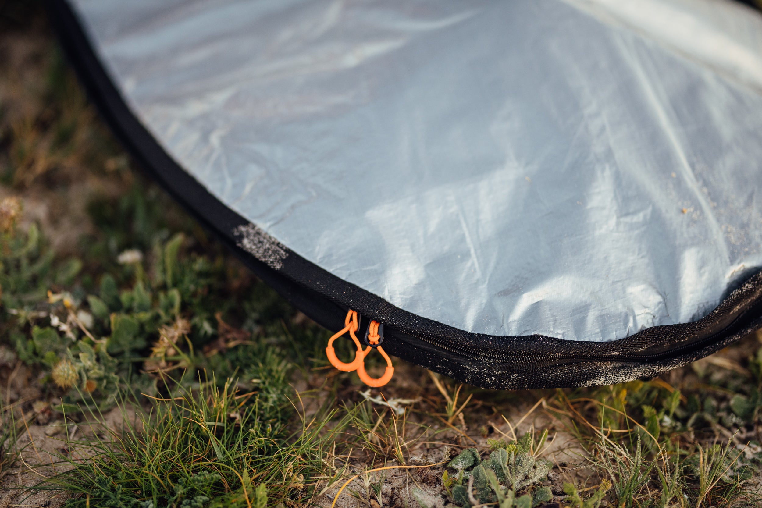 zipper windsurf board bag on the beach
